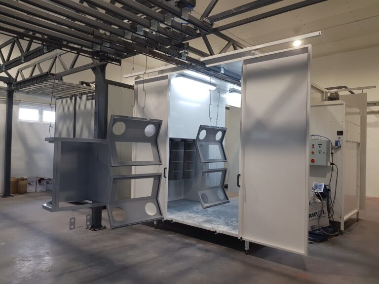 transport technologiczny, lakiernia proszkowa, malowanie proszkowe, transport górny, malowanie proszkowe, kabina do napylania farby proszkowej, piec do polimeryzacji farby proszkowej, piec do wypalania farby, komora lakiernicza