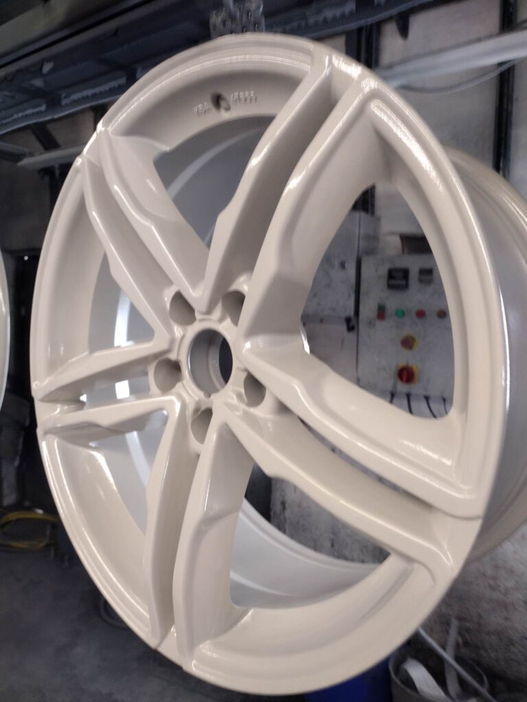 piaskowanie felg, renowacja felg, urządzenia do piaskowania, piaskarka kabinowa, malowanie proszkowe, czyszczenie chemiczne, odnawianie felg, felgi samochodowe, linia lakiernicza, warsztat samochodowy